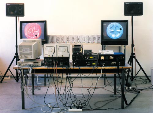 [Foto: Thomas Feuerstein, X T V, Videos, Monitore, Videoplayer, Sensoren, Audiomischer, 1995]