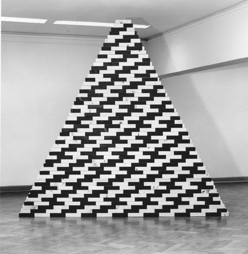 [Foto:Thomas Feuerstein/Klaus Strickner: Spurenapparat (Autopoietische Kunst#1/Nullphase). Variable Holzkonstruktion. 1991]