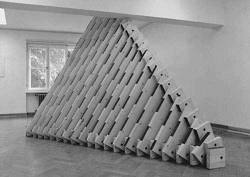 [Foto: Thomas Feuerstein/Klaus Strickner: Spurenapparat (Reproduktionsphase). Variable Holzkonstruktion. 1991]