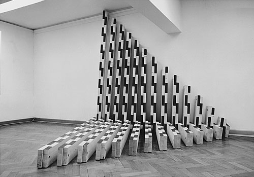 [Foto: Thomas Feuerstein/Klaus Strickner: Spurenapparat (Reproduktionsphase). Variable Holzkonstruktion. 1991]